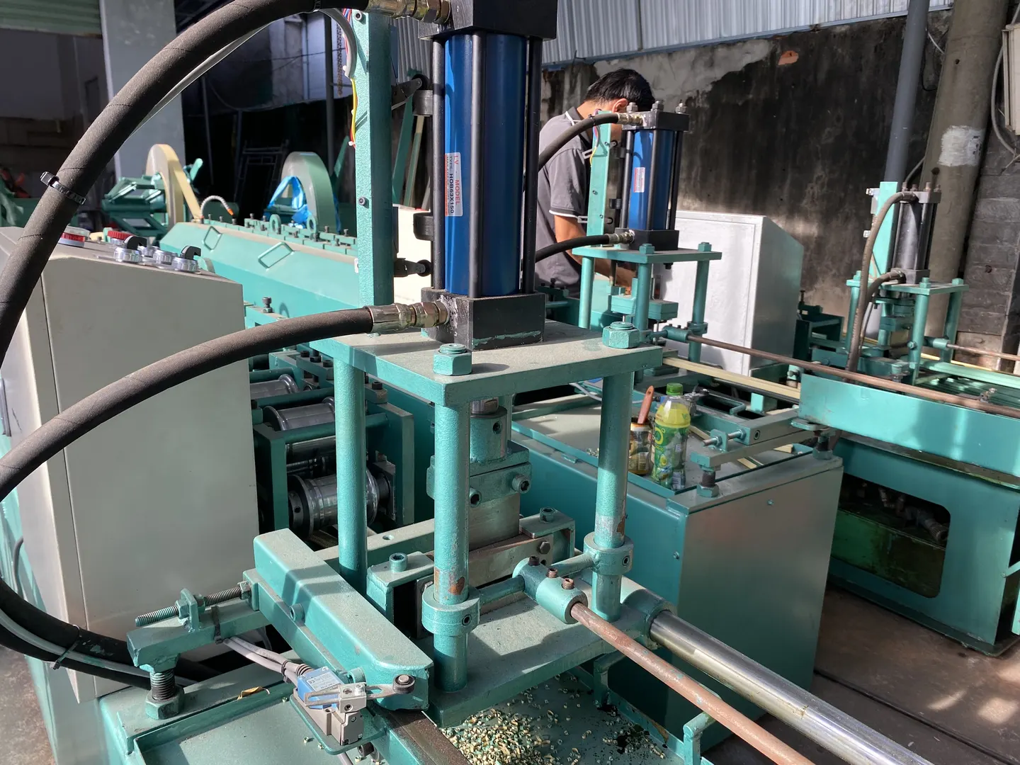 Máy dập và cắt nan cửa cuốn tại xưởng Tùng Minh Tâm