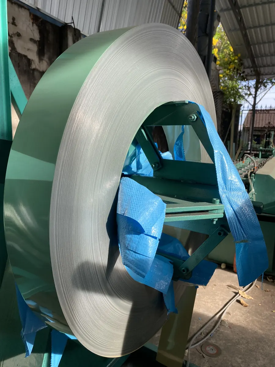 Cuộn tôn nguyên liệu đưa vào máy cán nan cửa